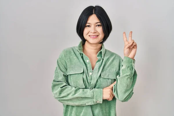 Jonge Aziatische Vrouw Staat Een Witte Achtergrond Glimlachend Met Een — Stockfoto