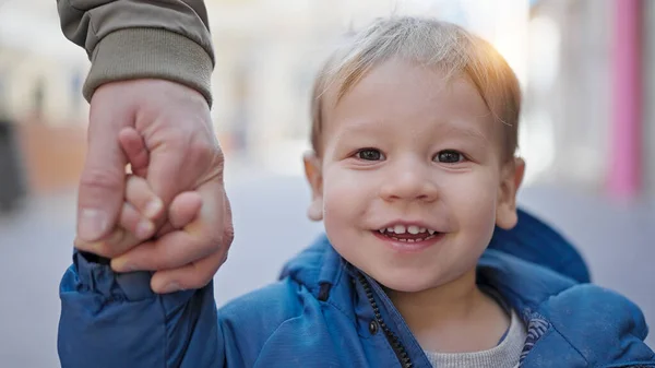 Balita Kaukasia Tersenyum Ceria Berpegangan Tangan Dengan Ayah Jalan — Stok Foto