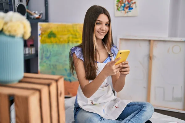 Adorable Girl Artist Using Smartphone Art Studio — Stock Photo, Image