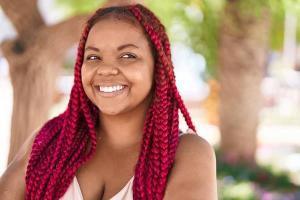 Африканська Американка Усміхається Упевненістю Дивлячись Сторону Парку — стокове фото