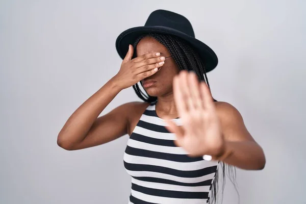 Молодой Африканский Американец Косичками Шляпе Солнцезащитных Очках Закрывает Глаза Руками — стоковое фото