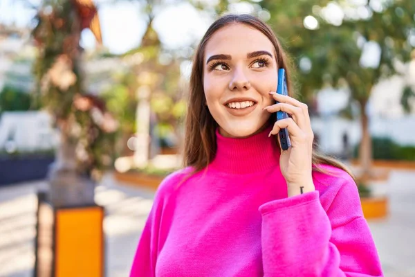 Parktaki Akıllı Telefondan Konuşan Kendine Güvenen Genç Bir Kadın — Stok fotoğraf
