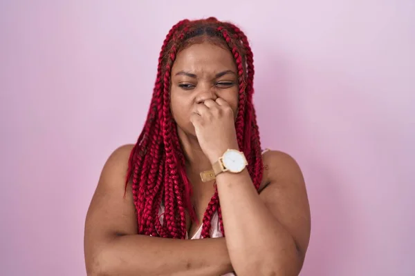 Afrikkalainen Amerikkalainen Nainen Punottu Hiukset Seisoo Vaaleanpunainen Tausta Näyttää Stressaantunut — kuvapankkivalokuva