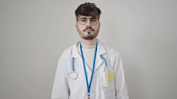 Молодий Іспаномовний Лікар Стоїть Серйозним Виразом Над Ізольованим Білим Тлом — стокове фото
