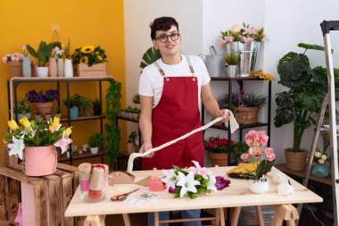 Çiçekçide kendine güvenen ikiyüzlü bir çiçekçi.