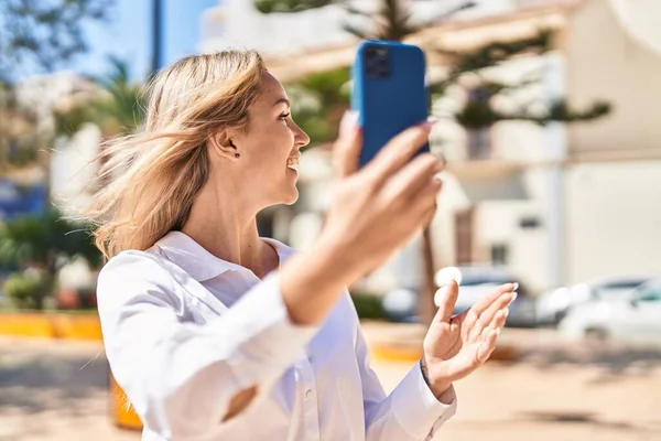 Young Blonde Woman Smiling Confident Having Video Call Park — Stockfoto