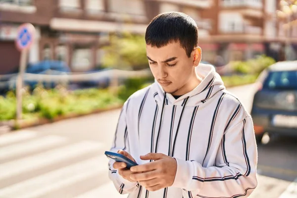 Young Man Using Smartphone Street — Stockfoto
