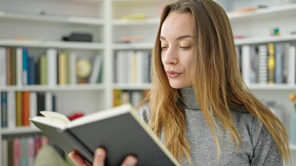 Jonge Kaukasische Vrouw Staand Leesboek Bij Bibliotheek Universiteit — Stockfoto
