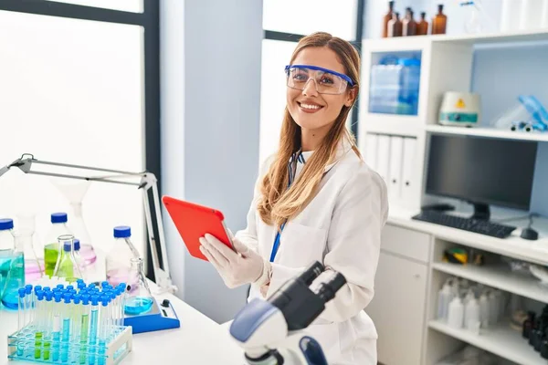 Young Blonde Woman Wearing Scientist Uniform Using Laptop Laboratory — Φωτογραφία Αρχείου