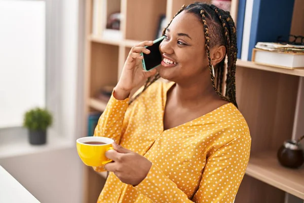 Mujer Afroamericana Hablando Smartphone Bebiendo Café Sentado Mesa Casa — Foto de Stock