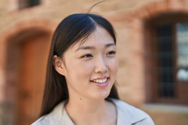 Mujer China Sonriendo Confiada Mirando Lado Calle —  Fotos de Stock