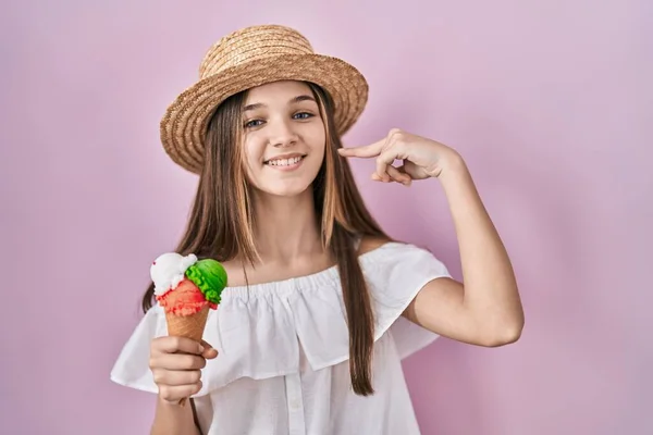 Adolescente Tenant Crème Glacée Souriant Joyeuse Montrant Pointant Doigt Les — Photo