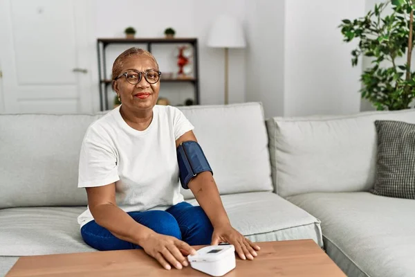 Senior African American Woman Smiling Confident Using Tensiometer Home — ストック写真