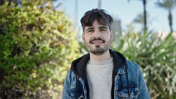 Jonge Spaanse Man Glimlacht Vol Vertrouwen Het Park — Stockfoto