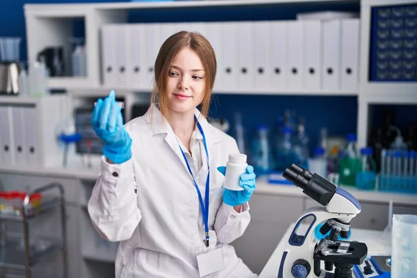 Young Caucasian Woman Scientist Smiling Confident Holding Pills Laboratory — Stock Photo, Image