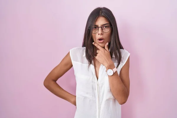 Mujer Joven Morena Pie Sobre Fondo Rosa Con Gafas Que —  Fotos de Stock