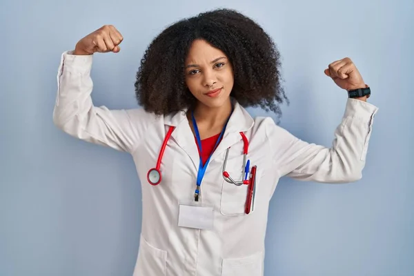 Eine Junge Afroamerikanerin Arztuniform Und Stethoskop Zeigt Stolz Lächelnde Armmuskeln — Stockfoto