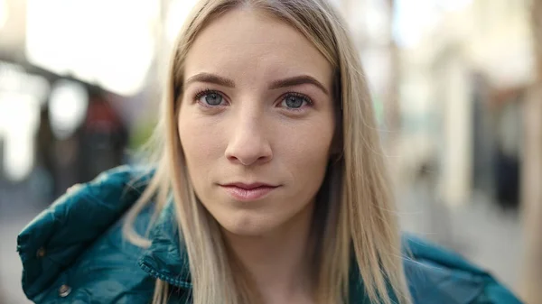 Junge Blonde Frau Steht Mit Ernster Miene Auf Der Straße — Stockfoto