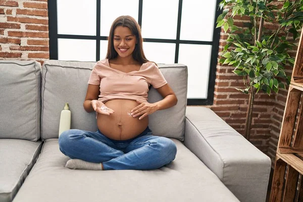 Jonge Latijnse Vrouw Zwanger Aanbrengen Crème Lotion Huid Buik Thuis — Stockfoto
