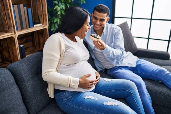 Jong Latijn Paar Verwacht Baby Eten Donut Thuis — Stockfoto