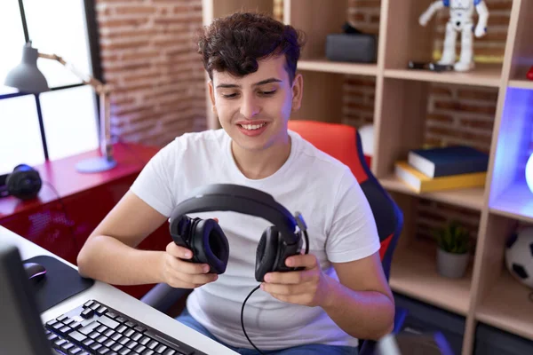 Non Binary Man Streamer Sitting Table Holding Headphones Gaming Room — 스톡 사진