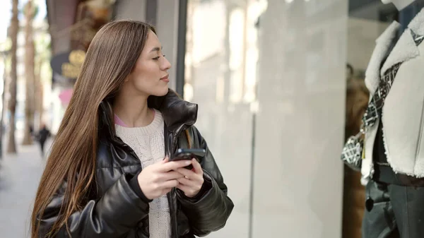 Genç Güzel Spanyol Kadın Akıllı Telefon Kullanıyor Sokakta Ciddi Bir — Stok fotoğraf