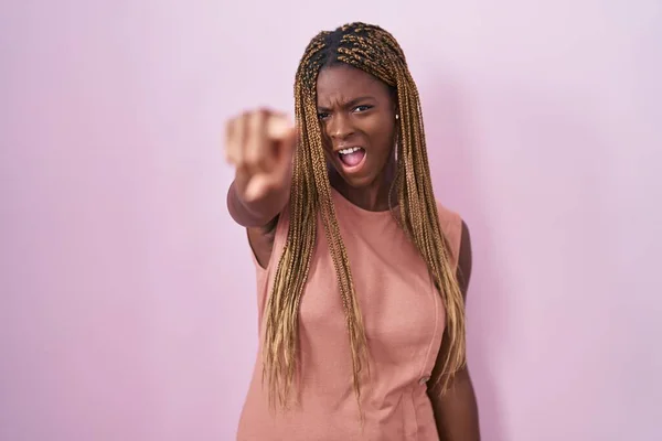 Africká Americká Žena Vlasy Spletenými Nad Růžovým Pozadím Ukazuje Nespokojeně — Stock fotografie