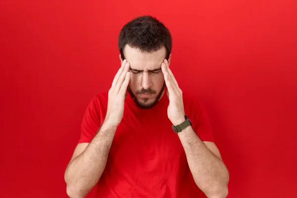 Młody Hiszpan Czerwonej Koszuli Ręką Głowie Ból Głowy Stres Migrena — Zdjęcie stockowe