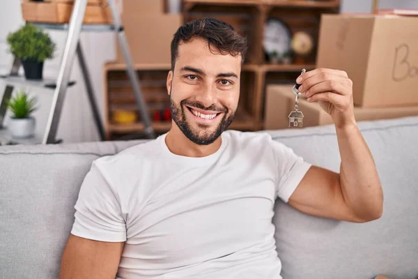 Knappe Spaanse Man Met Sleutels Van Een Nieuw Huis Zoek — Stockfoto