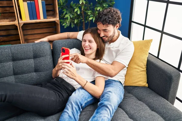 Άνδρας Και Γυναίκα Χαμογελώντας Αυτοπεποίθηση Χρησιμοποιώντας Smartphone Στο Σπίτι — Φωτογραφία Αρχείου