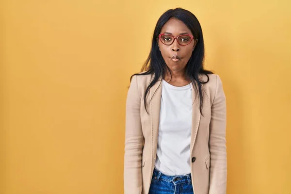 Mujer Joven Africana Con Gafas Haciendo Cara Pez Con Labios —  Fotos de Stock