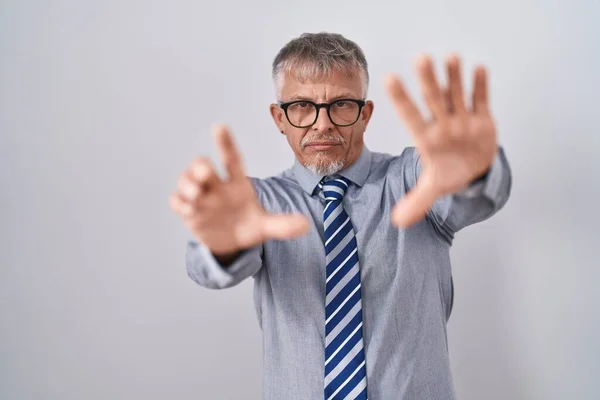 Hispanischer Geschäftsmann Mit Grauen Haaren Brille Handflächen Und Finger Rahmen — Stockfoto