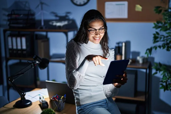 Jovem Brasileira Usando Touchpad Noite Trabalhando Escritório Apontando Para Você — Fotografia de Stock