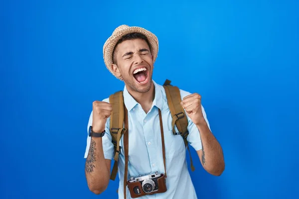 Jeune Homme Brésilien Tenant Caméra Vintage Très Heureux Excité Faire — Photo