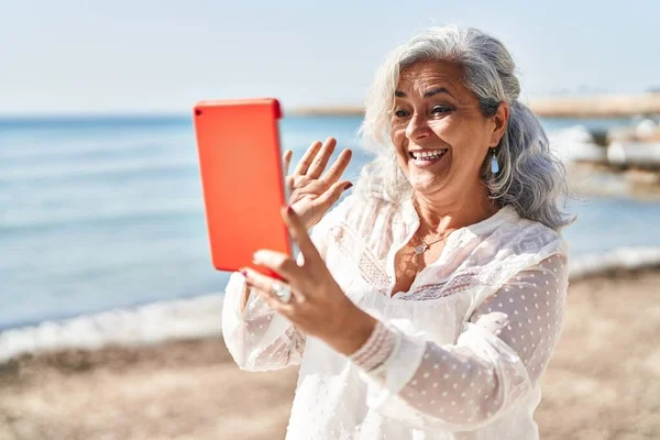 Orta Yaşlı Bir Kadın Deniz Kenarında Video Araması Yaptığından Emin — Stok fotoğraf