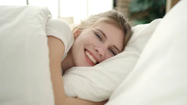 Young Blonde Woman Smiling Confident Lying Bed Bedroom — ストック写真