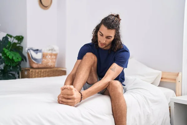 Jonge Spaanse Man Lijden Voor Voeten Pijn Zittend Bed Slaapkamer — Stockfoto