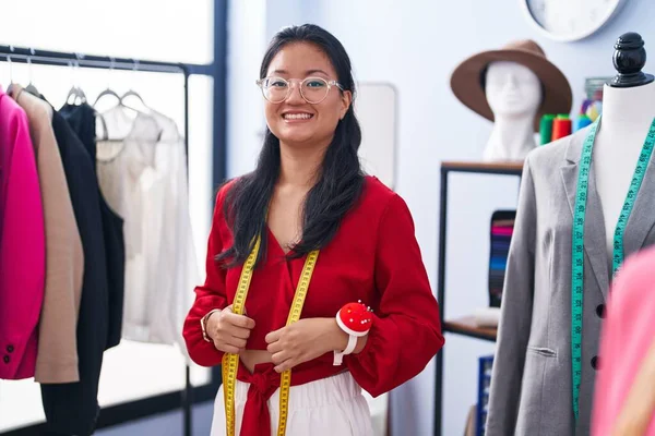 Young Chinese Woman Tailor Smiling Confident Standing Atelier — Φωτογραφία Αρχείου