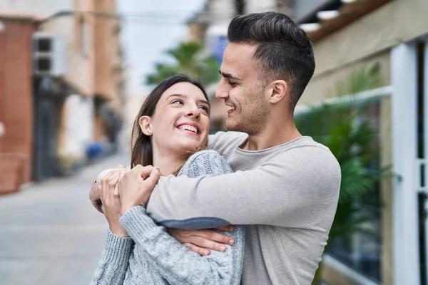 Hombre Mujer Pareja Sonriendo Confiado Abrazándose Calle —  Fotos de Stock