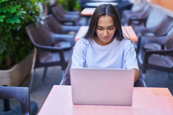 Junge Schöne Hispanische Frau Sitzt Mit Laptop Auf Dem Tisch — Stockfoto