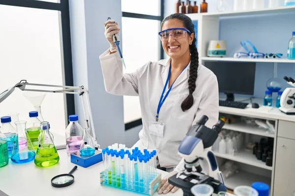 Young Hispanic Woman Working Scientist Laboratory Looking Positive Happy Standing — Stock Photo, Image