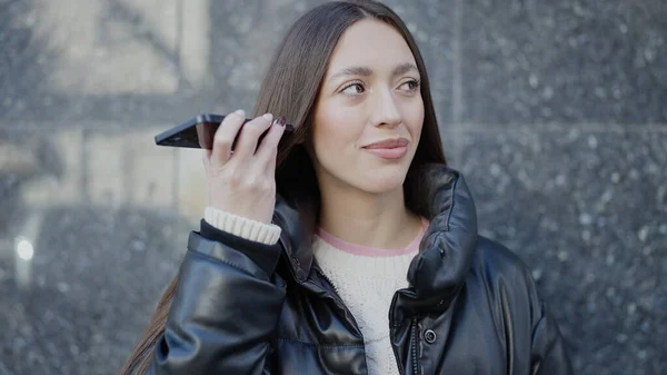 Genç Güzel Spanyol Kadın Gülümsüyor Caddedeki Akıllı Telefondan Kendine Güvenen — Stok fotoğraf
