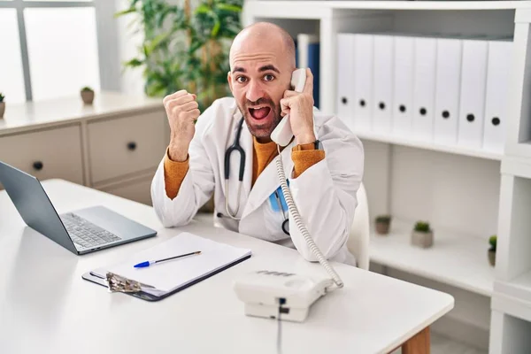 Young Bald Man Beard Working Telephone Appointment Screaming Proud Celebrating — Stock Photo, Image