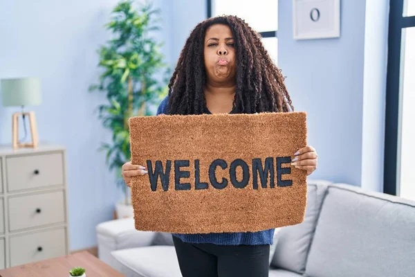 Size Hispanic Woman Holding Welcome Doormat Puffing Cheeks Funny Face — Stock Photo, Image