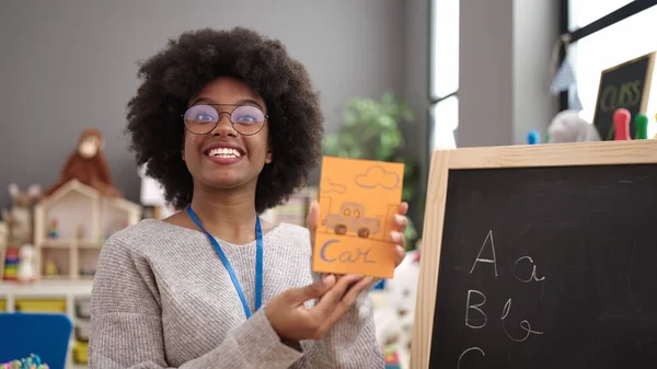 African American Woman Preschool Teacher Having Vocabulary Lesson Kindergarten — ストック写真