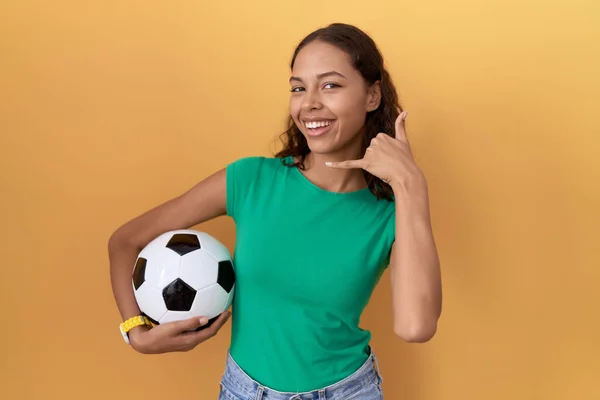 Junge Hispanische Frau Hält Ball Lächelnd Und Macht Handygesten Mit — Stockfoto
