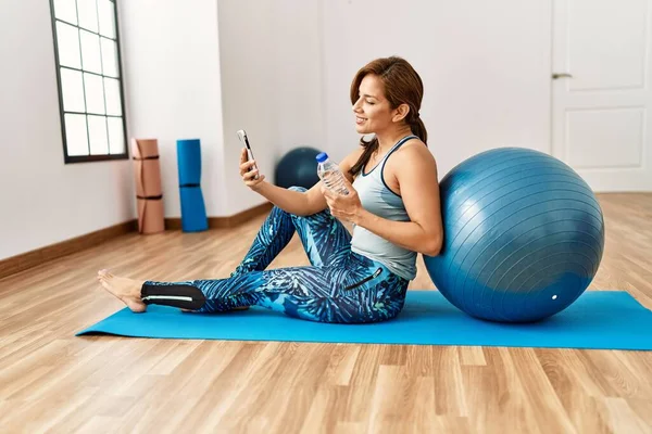 Young Latin Woman Make Selfie Smartphone Sitting Yoga Mat Sport — Photo