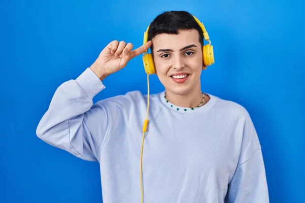 Persona Non Binaria Che Ascolta Musica Usando Cuffie Sorridenti Che — Foto Stock