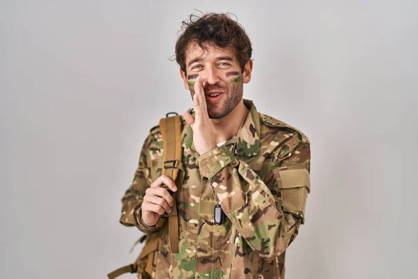 Jovem Hispânico Vestindo Camuflagem Exército Uniforme Mão Boca Dizendo Rumor — Fotografia de Stock