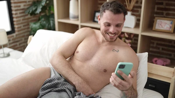 Jeune Homme Caucasien Faisant Appel Vidéo Avec Smartphone Couché Sur — Photo
